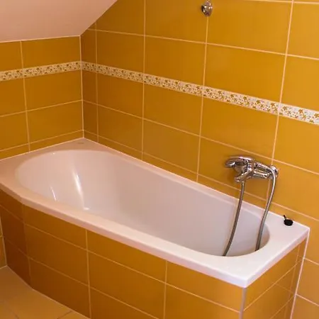 Faradt Vandor Panzio Konukevi Romhány